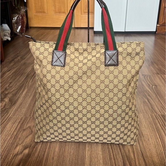 ♥️ GUCCI SHOULDER BAG  EUC! ❤️ - Picture 3 of 15